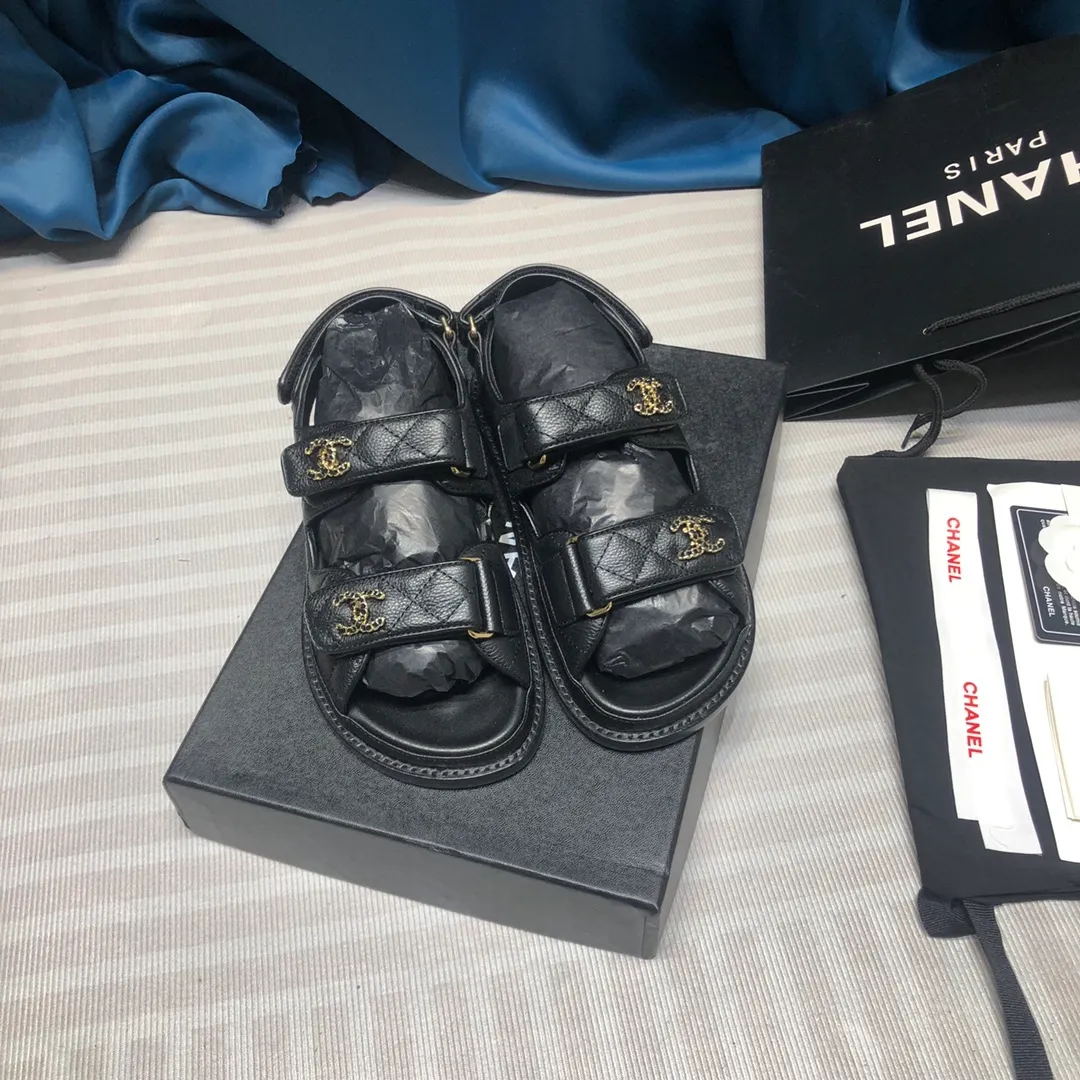 👟👟Ex-factory price 480👟👟 Women's shoes, women's clothing Chanel 2020ss new Velcro sandals, top counter quality (welcome🆚 comparison)💪 ⚠️As Chanel's classic shoe king, it is a hot item every summer. Once you start wearing sandals in summer, sports shoes will be relegated to the sidelines! Haha, the pattern will change a little every year, ⚠️2020 Chanel Spring and Summer New Season Double C Velcro Casual Sandals, 💯The upper adds more fashionable elements of Xiaoxiang, ⚠️Lingge electric embroidery. The upper is cowhide and the lining is sheepskin. It is comfortable and breathable to wear. It is very comfortable and versatile. ⚠️A very comfortable sandal for the feet! Size 35-40 (custom-made for 41)